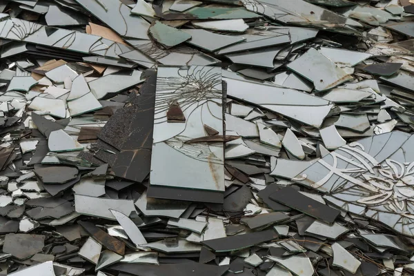 Grand Tas Verre Brisé Fragments Miroir Dans Décharge Grands Morceaux — Photo