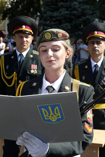 オデッサ ウクライナ 2010 オデッサで陸軍士官学校の学生は 2010 オデッサ ウクライナのウクライナの人々 に忠誠の誓いを軍事を取る — ストック写真