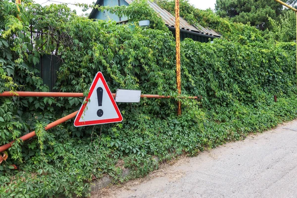 Europeiska Standarden Triangulära Vägskylt Med Ett Utropstecken Varningsskylt Röd Triangel — Stockfoto