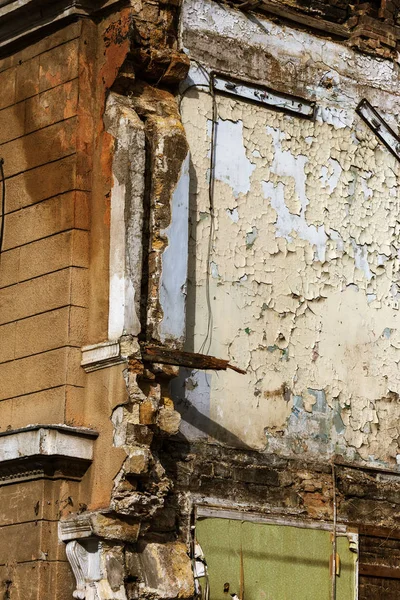 Uma Casa Abandonada Desmorona Num Bairro Pobre Casa Está Destruída — Fotografia de Stock