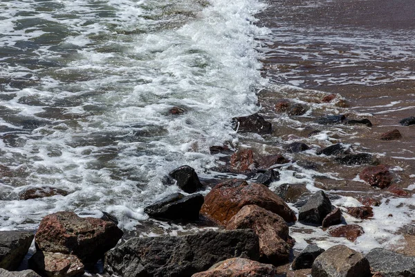 Las Pequeñas Olas Suaves Durante Pausa Tranquila Sobre Las Piedras —  Fotos de Stock