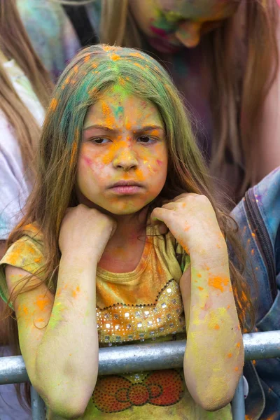 KRASNODAR, RUSSIA - May11,2018: Renkler Festivali, geleneksel Hint Holi festivali. Gençler Holi bayramında renkli pudra atarken eğleniyorlar. Renkli boya festivali. Renk Festivali
