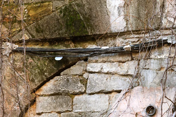 Una Vieja Pared Con Cables Eléctricos Alambres Eléctricos Aislados Suspendidos —  Fotos de Stock