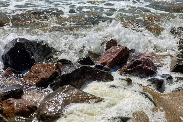 Las Pequeñas Olas Suaves Durante Pausa Tranquila Sobre Las Piedras —  Fotos de Stock