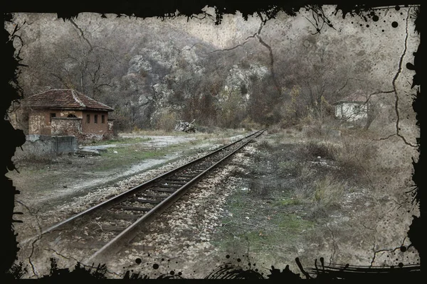 ピリン山の鉄道を絞り込みます 劇的な風光明媚なシーン 秋の山の風景の中の鉄道 曇り雲山 貧しい国の旅行の概念 レトロなスタイル — ストック写真
