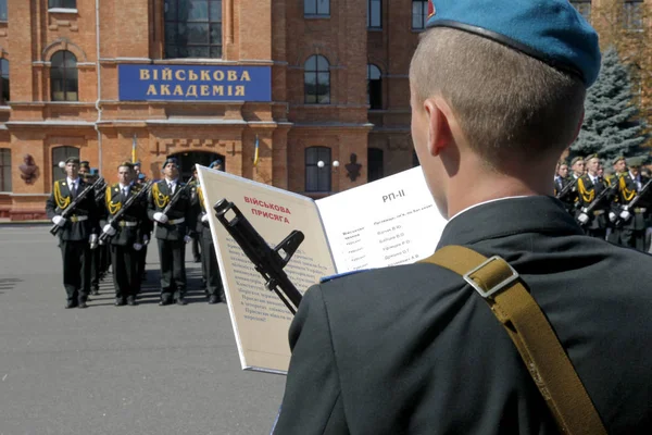 オデッサ ウクライナ 2010 オデッサで陸軍士官学校の学生は 2010 オデッサ ウクライナのウクライナの人々 に忠誠の誓いを軍事を取る — ストック写真