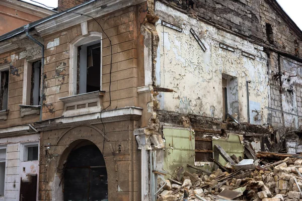 Una Casa Abandonada Derrumba Barrio Pobre Casa Está Destruida Grietas — Foto de Stock