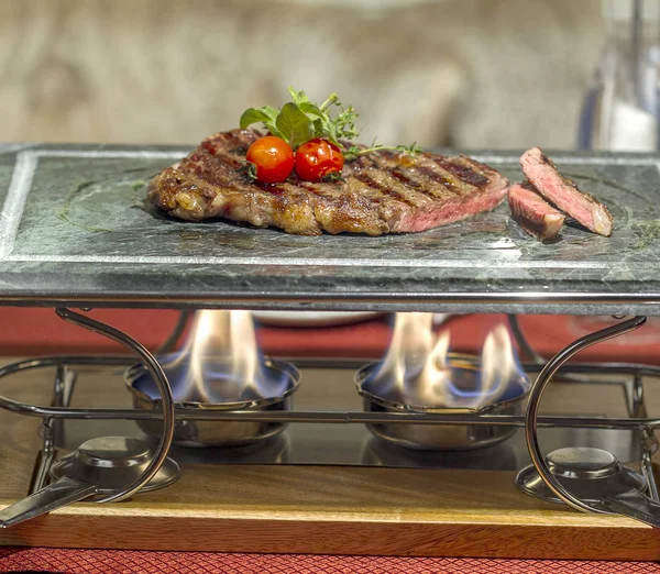 Comida Deliciosa Carne Grelhada Osso Com Molho Tempero Legumes Vie — Fotografia de Stock