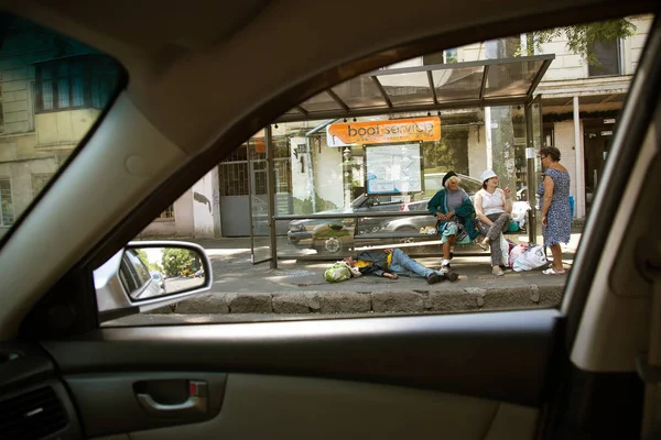 オデッサ ウクライナ 2018 酒に酔ったホームレスの男性は 都市のにぎやかな通りに眠る 大都市における高齢者ホームレスの社会的問題 — ストック写真