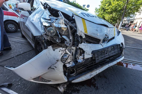 Odessa, Ukrayna - 11 Temmuz 2016: Kaza kaza bir polis ekibi ile sokakta. Polis araba kovalamaca sırasında suçlu kontrolü kaybedip büyük bir kaza yaratılmıştır. Kırık araba çarpışma