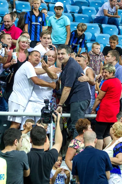 Odessa, Ukrayna - 2 Ağustos 2015: Gürcüce ve Ukraynalı siyasetçi, Ukrayna, Mikhail Saakaşvili, kendini hayranları ile oyun sırasında Fc Dinamo Kiev - Chernomorets Odessa fotoğraflandı Odessa bölge valisi. Major League.