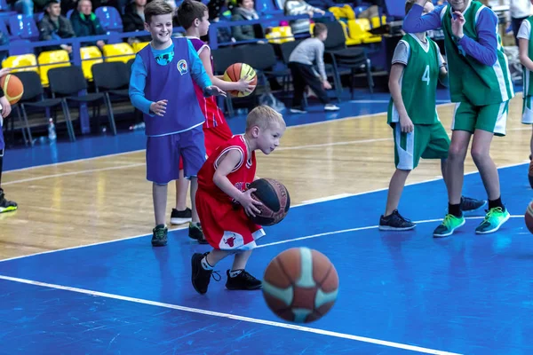 Οδησσός Ουκρανία Δεκεμβρίου 2018 Μικρά Παιδιά Παίζουν Μπάσκετ Συμμετέχει Αθλητικούς — Φωτογραφία Αρχείου