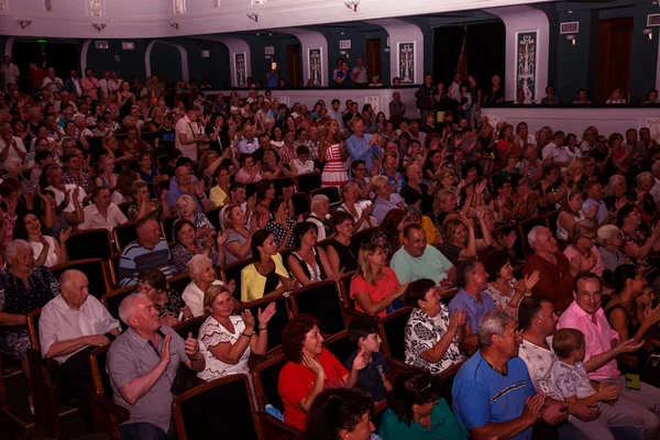 Odessa, Ukrayna - 19 Temmuz 2018: Oditoryum konser salonunun seyirci onların favori sanatçıları duygusal olarak karşılamak. Seyirci tiyatro salonunda. Tiyatro sahnede performans gibi izleyiciler