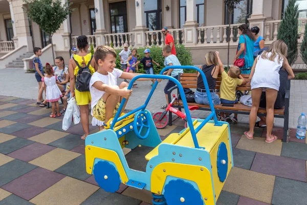 Odessa Ukraina 2018 Dzieci Rodzicami Młodych Grać Placu Zabaw Dla — Zdjęcie stockowe