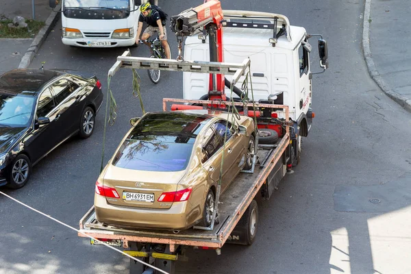 乌克兰奥德萨 街头交警在拖车上接闯入者的车 将违章停车规定的拖车装载拖车 — 图库照片