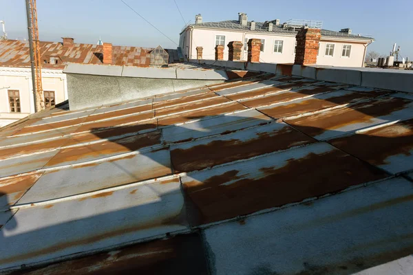 Старая Металлическая Крыша Дома Выполнена Оцинкованного Листового Металла Следами Поверхностной — стоковое фото