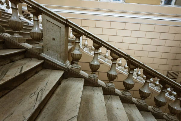계단을 엽니다 대리석 파괴의 계단의 대리석 착용된 장엄한 장대한 대리석 — 스톡 사진