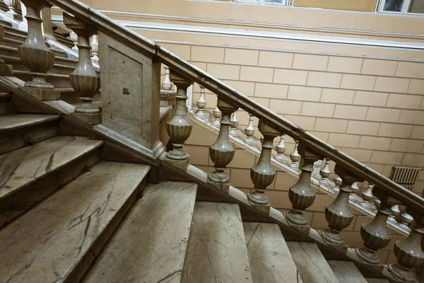 Uma Velha Escada Pedra Aberta Pedra Degraus Mármore Escadas Antigas — Fotografia de Stock