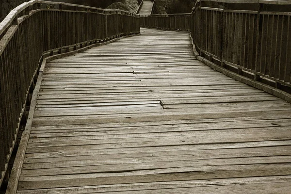 Antiguo Puente Madera Una Fortaleza Piedra Través Abismo Las Montañas —  Fotos de Stock