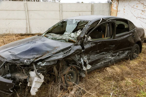 Terk Edilmiş Araba Kaza Sonrası Kırık Bir Araba Bir Kafaya — Stok fotoğraf