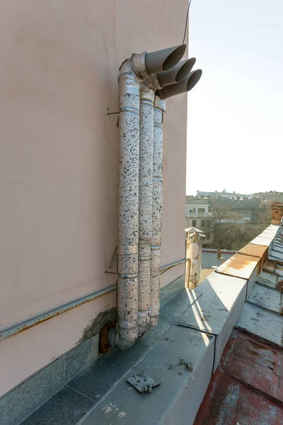 Riscaldamento Ventilazione Tubi Vecchio Tetto Metallico Metallo Zincato Arrugginito Cappuccio — Foto Stock