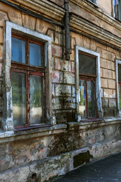 在质感背景上的锈迹斑斑的俄罗斯排水沟的特写镜头 在一座废弃的老房子里 雨水排水沟 贫穷小区房子脏墙排水管上的锈迹斑斑的洞 — 图库照片