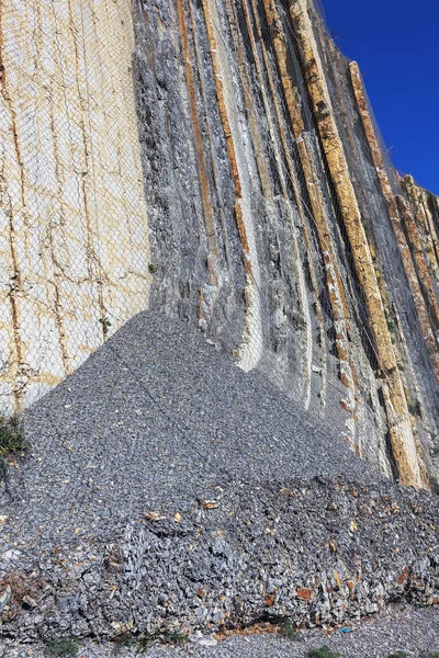 特別な金属メッシュで道路の近くで斜面危険な山を強化します 山スラウから道路の落石ネット フェンスを抑制累積金属保護 — ストック写真