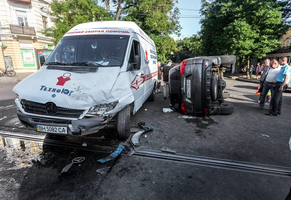 乌克兰奥德萨 与警察一起在街头发生撞车事故 警车在追捕过程中失去了对罪犯的控制 造成了重大事故 碰撞中的汽车破碎 — 图库照片