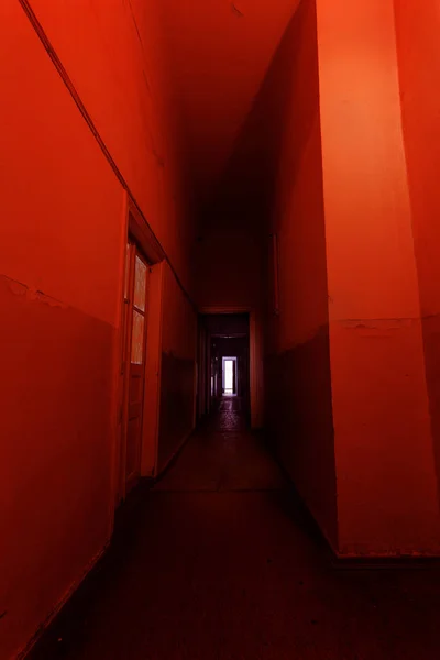 Karanlık Koridor Karanlık Boş Bir Koridorun Mistik Mekanı Terk Edilmiş — Stok fotoğraf