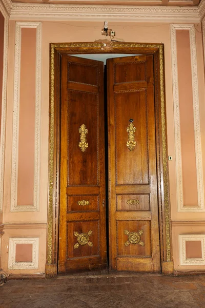 古い木製のドア 古代アンティーク古い壁の木製 古代の装飾的な木製のドア エリートの高価な骨董品ドアの歴史的芸術スタイルの外観 木製の背景 古い玄関 ヴィンテージの要素 — ストック写真