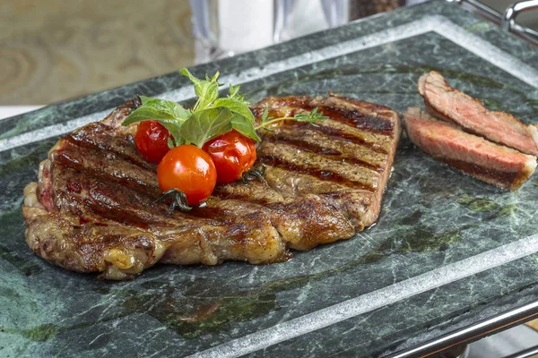 Voedsel Heerlijk Gegrilde Vlees Het Bot Met Saus Groenten Kruiden — Stockfoto