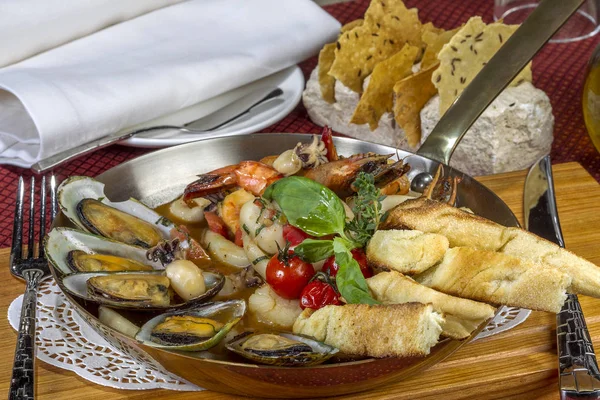 Cibo Delizioso Arrosto Con Frutti Mare Cozze Gamberi Polpi Calamari — Foto Stock