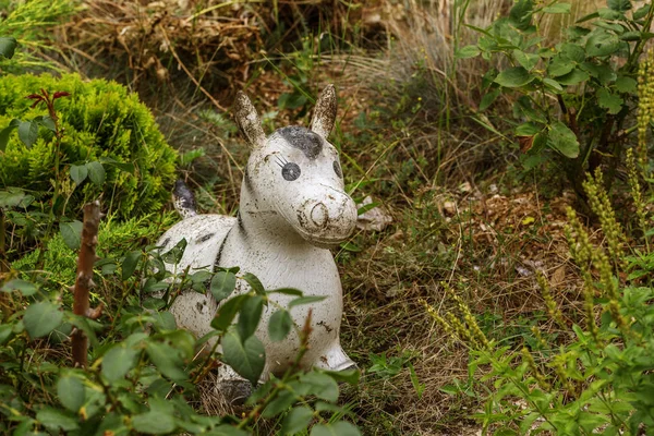 Concepto Imagen Conceptual Juguete Abandonado Cosas Innecesarias Terminó Infancia Feliz —  Fotos de Stock