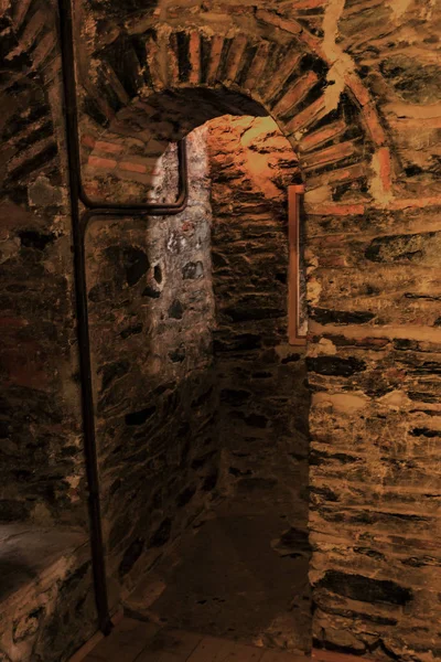 Uma Escadaria Pedra Estreita Torre Castelo Medieval Antigo Mosteiro Cristão — Fotografia de Stock