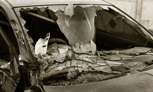 Porzucony Samochód Wypadku Uszkodzony Samochód Zderzenia Czołowego Zdeformowane Karoserii Skutki — Zdjęcie stockowe