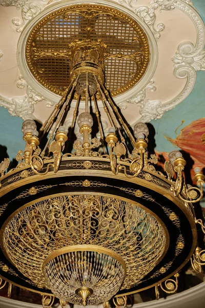 Una Antigua Lámpara Araña Vintage Con Velas Techo Del Palacio —  Fotos de Stock