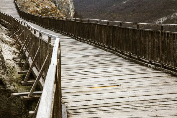 Antico Ponte Legno Una Fortezza Pietra Attraverso Abisso Tra Montagne — Foto Stock