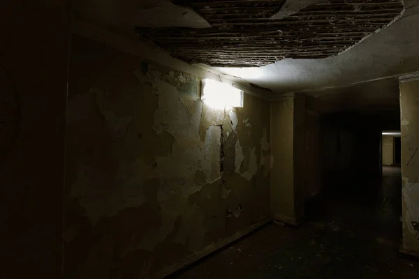 暗い廊下だ 暗い空の廊下 放棄された家のトンネルの神秘的なインテリア 暗い神秘的な廊下 放棄された家の内部 地獄への道 古い廃屋 — ストック写真