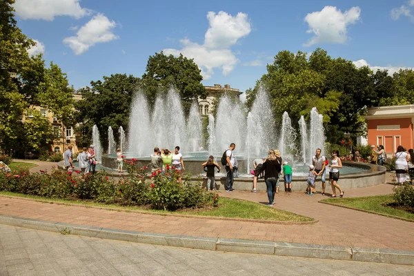 Odessa Ukrayna 2017 Yaklaşık Şehir Çeşme Şehir Parkı Sıcak Gününde — Stok fotoğraf