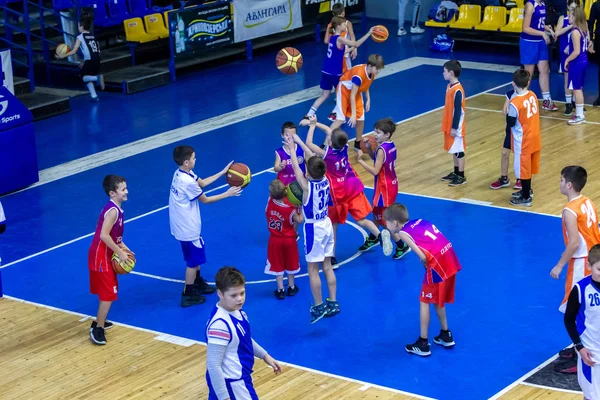 Odessa, Ukrayna - 23 Aralık 2018: genç çocuk basketbol oynamak, Çocuk spor yarışmalarında kutlama çocuk spor basketbol kulübü çocuk spor okul sırasında katılmak