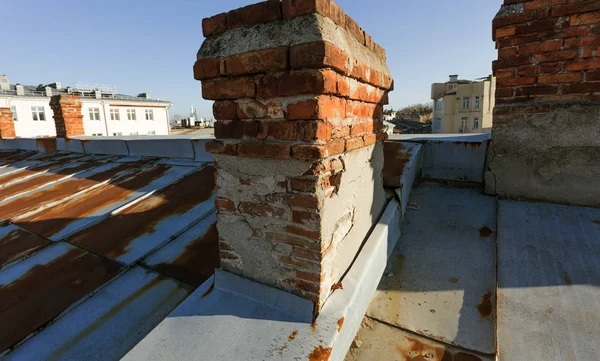 Riscaldamento Ventilazione Tubi Vecchio Tetto Metallico Metallo Zincato Arrugginito Cappuccio — Foto Stock