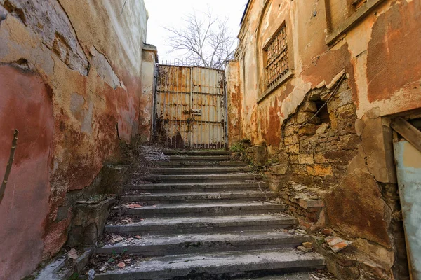 Uma Velha Escada Pedra Exterior Aberta Pedra Degraus Cimento Velha — Fotografia de Stock