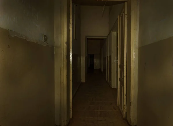 暗い廊下だ 暗い空の廊下 放棄された家のトンネルの神秘的なインテリア 暗い神秘的な廊下 放棄された家の内部 地獄への道 古い廃屋 — ストック写真