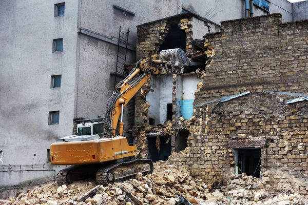 Una Casa Abandonada Derrumba Barrio Pobre Casa Está Destruida Grietas — Foto de Stock