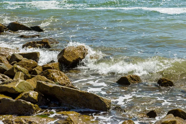 Weiche Kleine Wellen Während Der Ruhigen Pause Auf Granitsteinen Der — Stockfoto