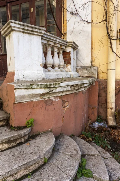 Eski Açık Taştan Bir Merdiven Taş Eski Merdivenlerin Çimento Basamaklarında — Stok fotoğraf
