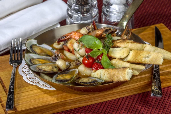 Cibo Delizioso Arrosto Con Frutti Mare Cozze Gamberi Polpi Calamari — Foto Stock