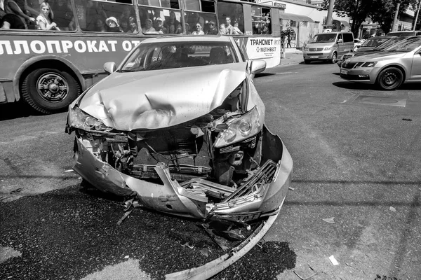 オデッサ ウクライナ 2018 都市の衝突の後 破損した自動車の自動車事故 市の道路の交差点で自動車事故 路上事故クラッシュ — ストック写真