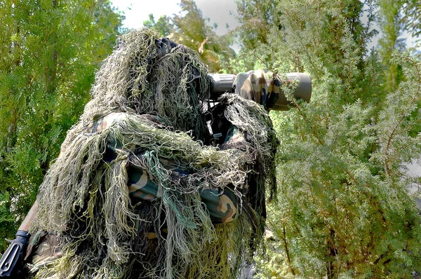 乌克兰奥德萨 2011年6月15日 乌克兰边防部队的军事演习 身穿迷彩服的军事狙击手伏击 通过望远镜观看2011年6月15日在乌克兰奥德萨 — 图库照片
