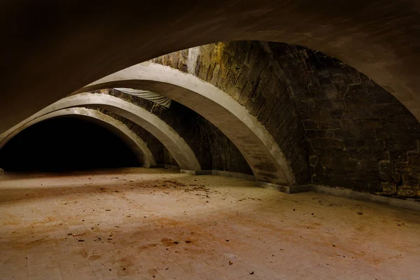 Ein Alter Verlassener Tunnel Einem Unterirdischen Weinkeller Eingang Den Katakomben — Stockfoto
